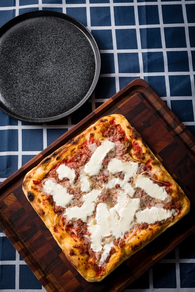 Pizza Calabresa da Oficina Lievito pronta para servir