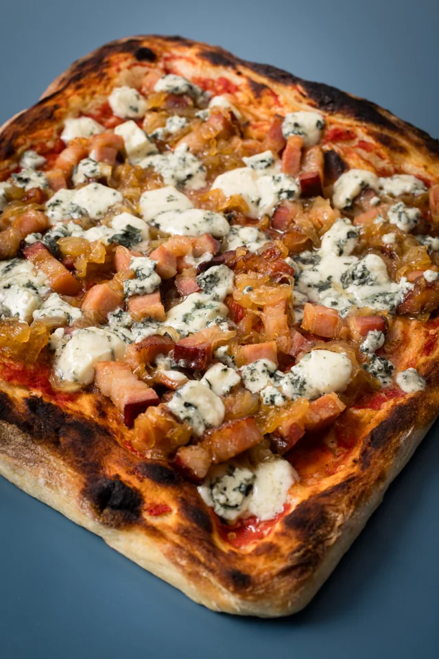 Marinara finalizada em casa com bacon, cebola, mel e gorgonzola