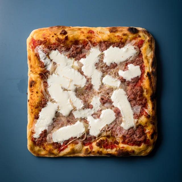 Pizza Calabresa da Oficina Lievito pronta para servir