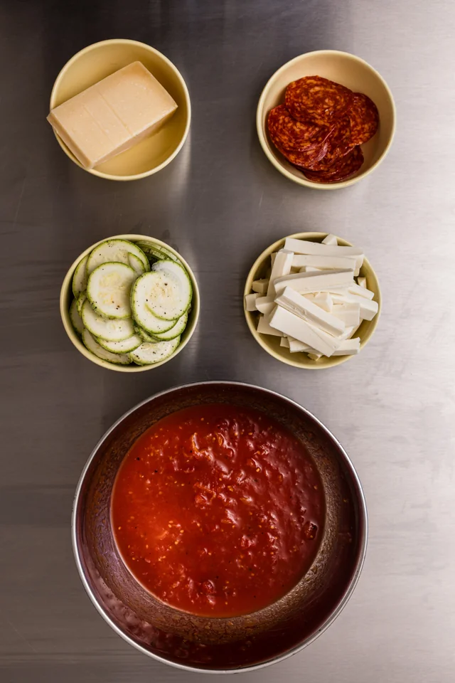 Ingredientes dispostos em pequenas tigelas para a produção
